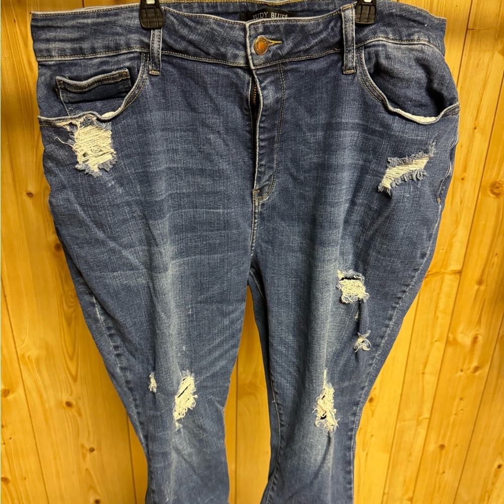 Judy Blue 22w capri distressed